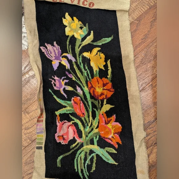 Vintage handcrafted textile art, featuring exquisite Floral hand embroidery - Picture 6 of 14